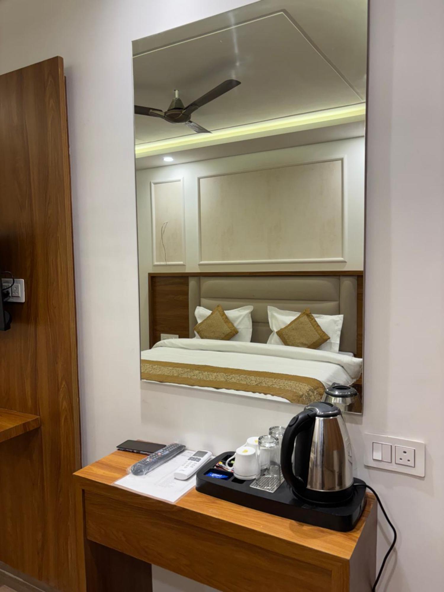 Hotel G R Residency Golden Temple Just 2 Mins Walking Distance From Hotel Amritsar Exterior photo