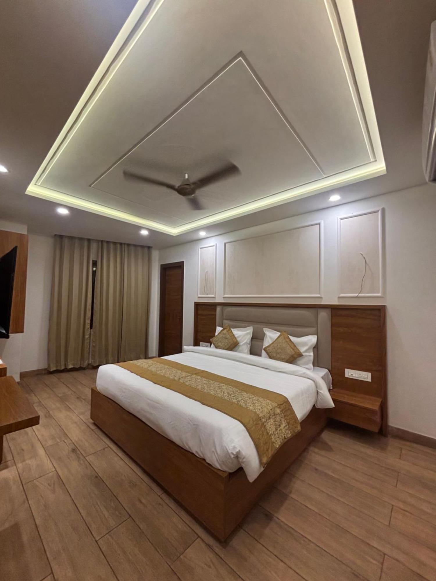 Hotel G R Residency Golden Temple Just 2 Mins Walking Distance From Hotel Amritsar Exterior photo