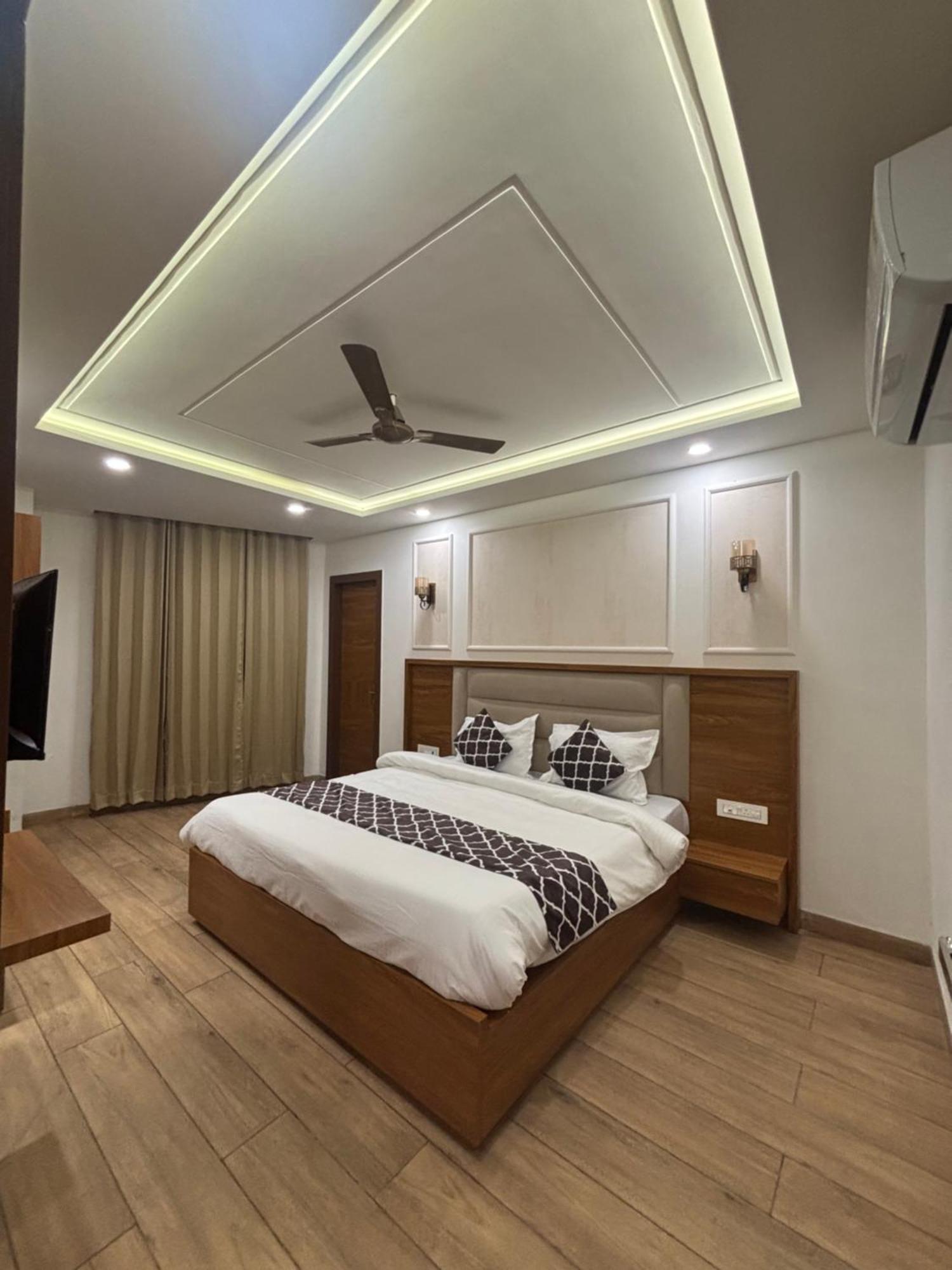Hotel G R Residency Golden Temple Just 2 Mins Walking Distance From Hotel Amritsar Exterior photo